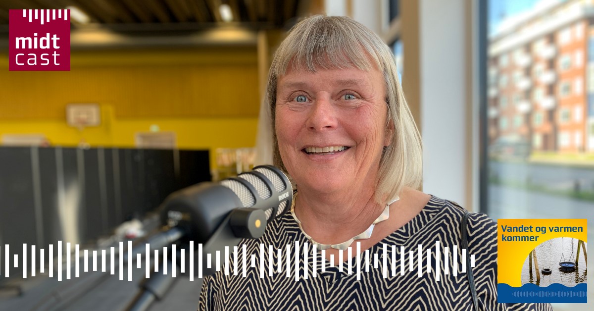 Projektleder Dorthe Selmer foran mikrofonen ved optagelse af podcast