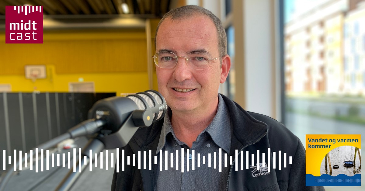 Professor Günter Langergraber foran mikrofonen ved optagelse af podcast