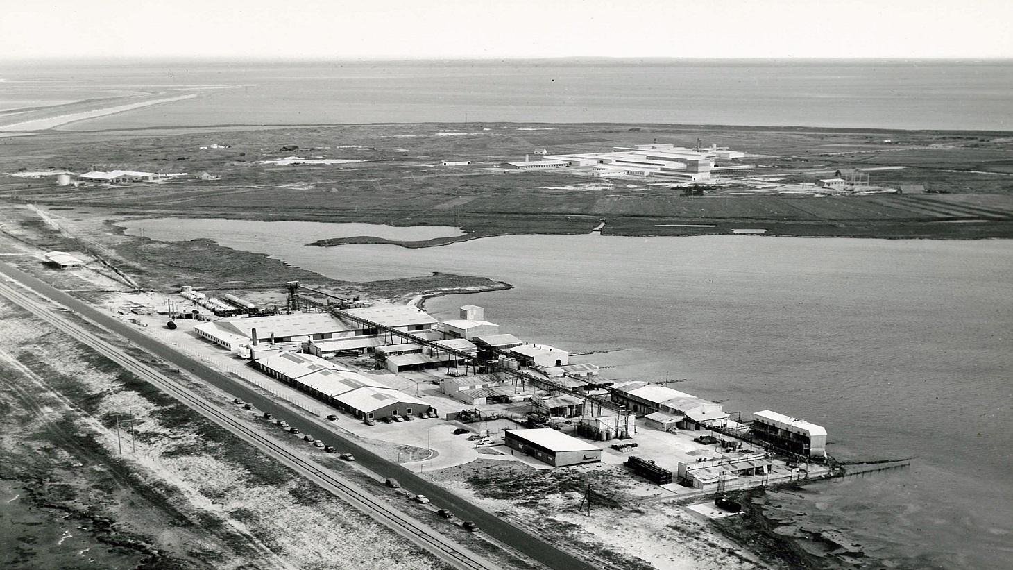 Sort/hvid-foto af Cheminovas gamle fabriksgrund set fra luften.