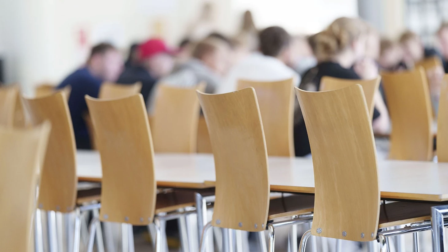 tomme stole ved et langt bord