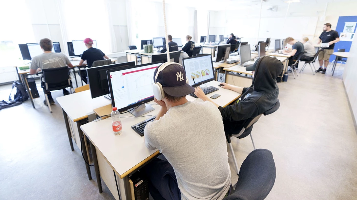 klasselokale med elever foran computer 