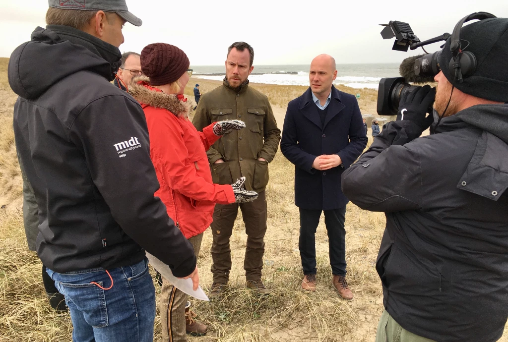 Billede af mennesker på stranden