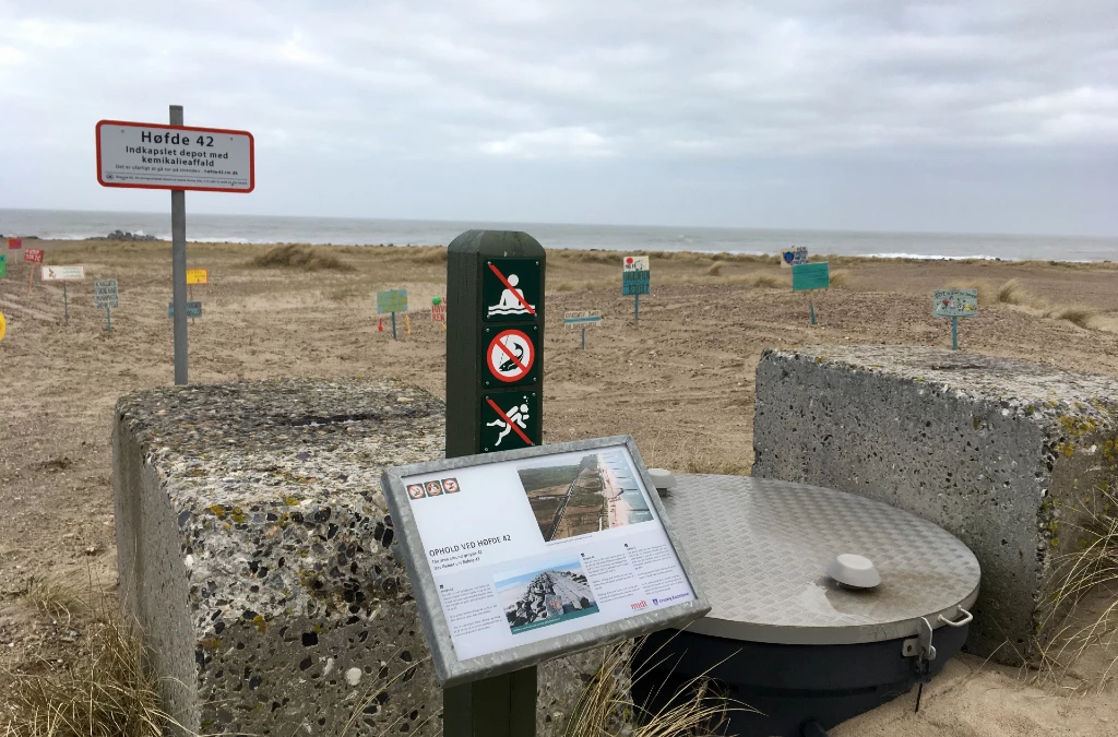 Billede af forskellige advarselsskilte på strand