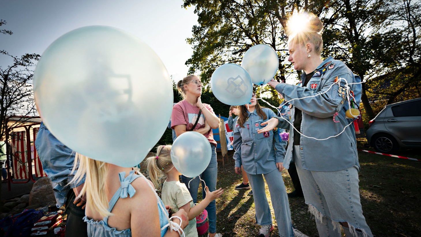 Billede af en gruppe spejdere med balloner i hænderne