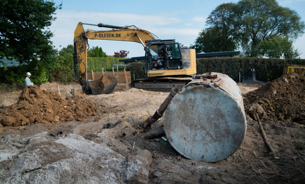 Den olietank, der blev gravet op på parcelhusgrunden i Harlev, efter huset var blevet revet ned. Det tidligere oliefyr var skyld i en olieforurening på grunden. Foto: Rune Borre-Jensen, Region Midtjylland 