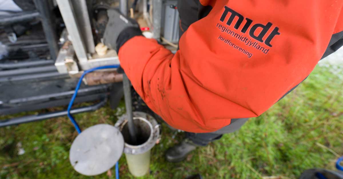 En af Region Midtjyllands jordforureningsfolk undersøger grundvandet i en boring.
