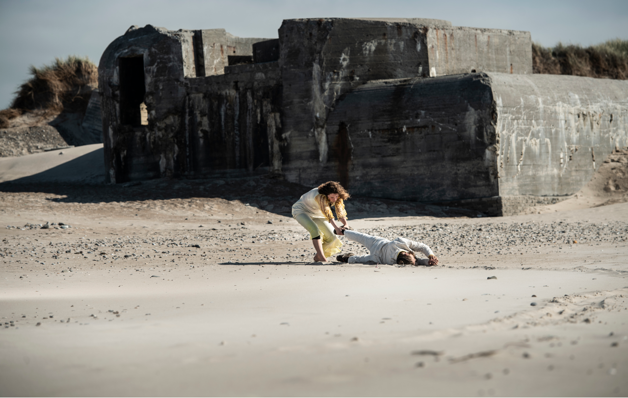 To mennesker på en strand