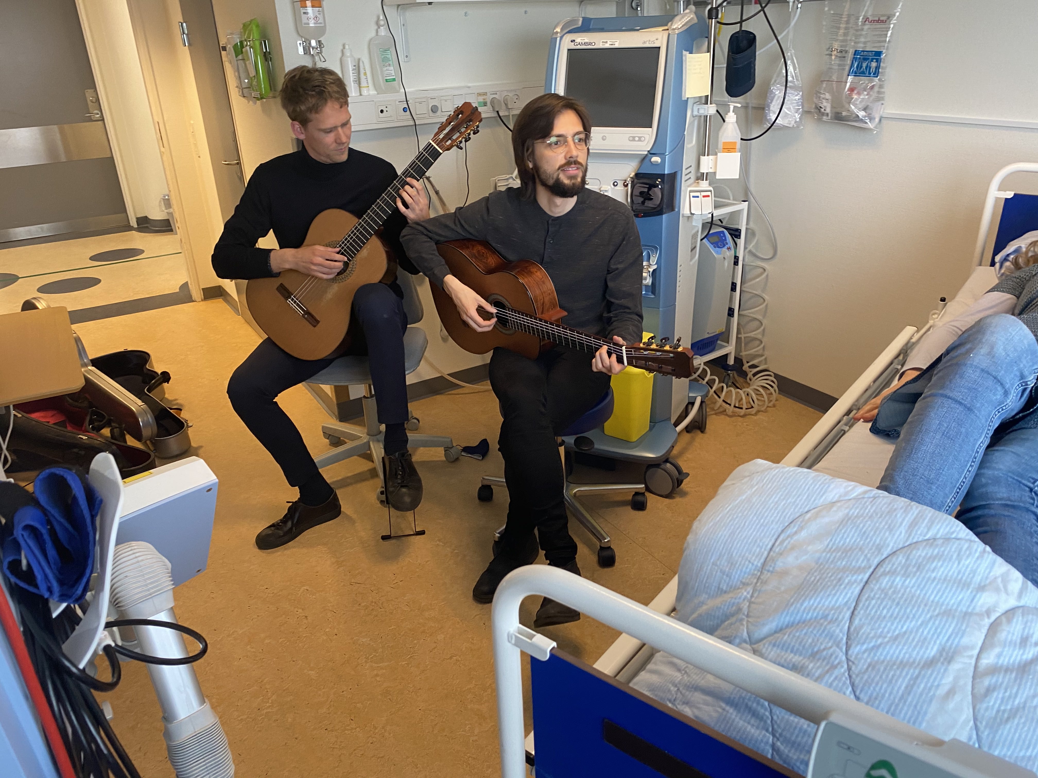 Guitarister på en hospitalsstue.